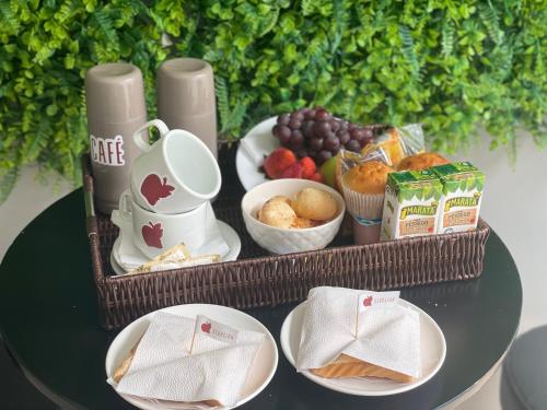 卡斯卡韦尔Motel Sedución (Adults only)的桌上的食品托盘,包括水果和松饼