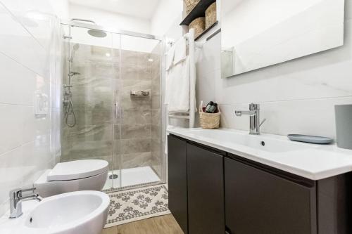 波托菲诺Portofino's Little Nest [Wi-Fi & A/C]的浴室配有卫生间、盥洗盆和淋浴。