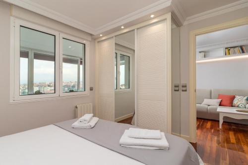 桑坦德El Balcón de Charles的一间卧室配有一张床,上面有两条毛巾