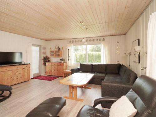 伊斯科博约格6 person holiday home in Eskebjerg的客厅配有沙发和桌子