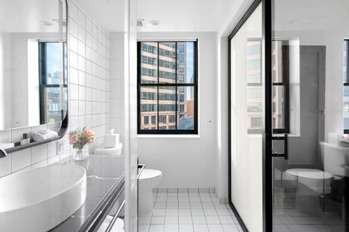 圣地亚哥The Guild Hotel, a Marriott Tribute Portfolio Hotel的白色的浴室设有水槽和卫生间。