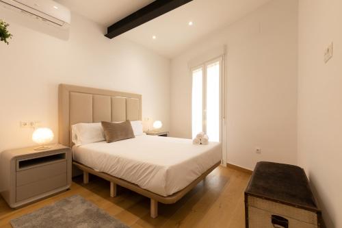 托莱多La Terracita de Bisagra的一间卧室设有一张大床和一个窗户。