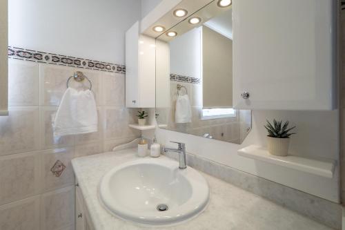 PetritíVilla Kostamaria的白色的浴室设有水槽和镜子