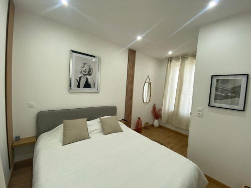 亚眠CASA DOLCE的卧室配有一张带两个枕头的大白色床