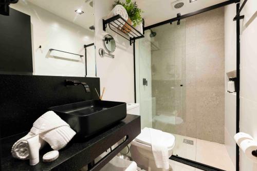 莫罗圣保罗Pousada Antonella的一间带黑色水槽和卫生间的浴室