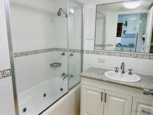 UranganMarinaView Unit 24 - Break Free Resort- 2 Bedroom Self Contained的带淋浴、盥洗盆和镜子的浴室