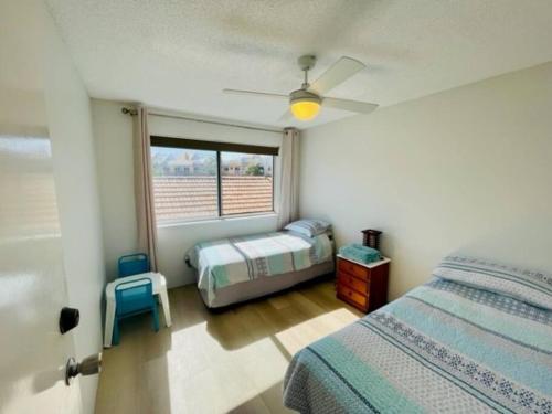 UranganMarinaView Unit 24 - Break Free Resort- 2 Bedroom Self Contained的一间卧室设有一张床和一个窗口