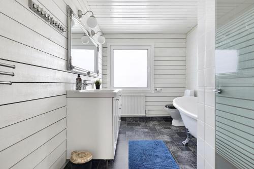 皮特奥Guestly Homes - 3BR Seaside Luxury Villa的一间带水槽、卫生间和镜子的浴室