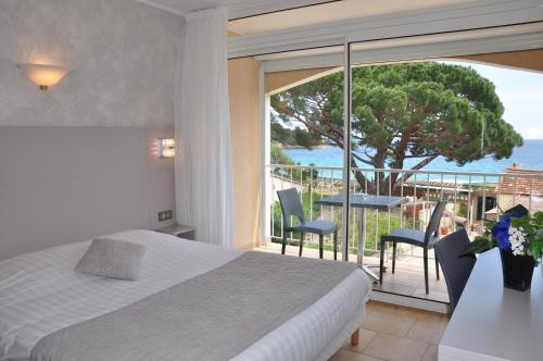 勒拉旺杜海滩酒店的一间卧室配有一张床,享有海景