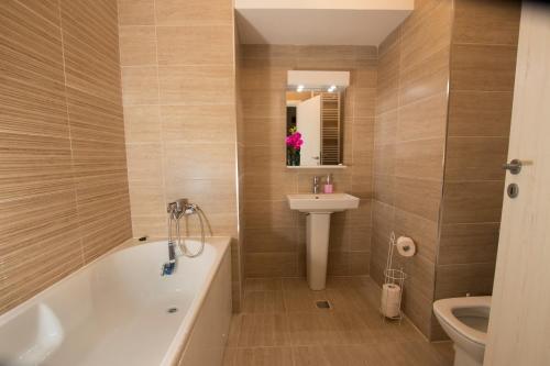 布加勒斯特Studio Moghioros rezidence 2的带浴缸、盥洗盆和卫生间的浴室