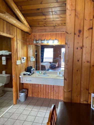 钦科蒂格Atlantic Shores Inn and Suites的小木屋内带大浴缸的浴室