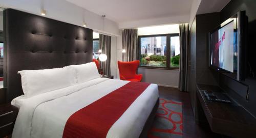 香港香港美丽华酒店的配有一张床和一台平面电视的酒店客房