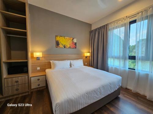 怡保Hotspring 2 Room Premium 1510 Suite Sunway Onsen Theme Park View, 5pax的一间卧室设有一张床和一个大窗户