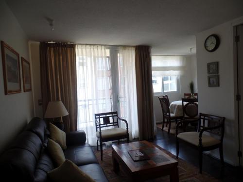 巴拉斯港Decher Apartment - Puerto Varas的客厅配有沙发和桌子