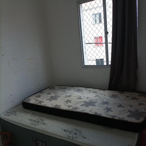 费拉迪圣安娜Apartamento no vila Olímpia mobiliado的一张位于带窗户的房间的床