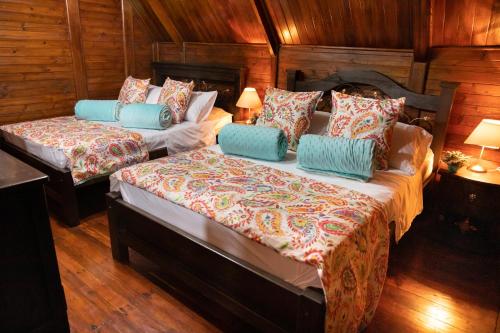 卡利Finca Villarreal的配有木墙和木地板的客房中的两张床