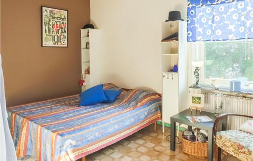 科斯塔Amazing Home In Kosta With Wifi的一间小卧室,配有一张床和一张桌子