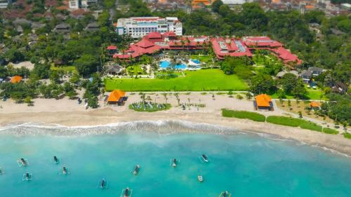 库塔Holiday Inn Resort Baruna Bali, an IHG Hotel的海滩上的度假村的空中景致