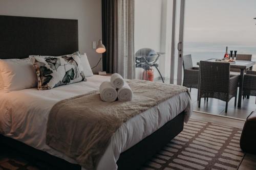 莫塞尔湾View @ The Bay Apartments 9的一间卧室配有一张床,上面有两条毛巾