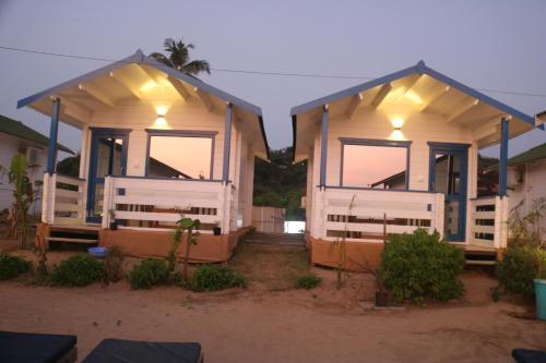 阿贡达Agonda island view的房屋设有2扇大窗户和灯