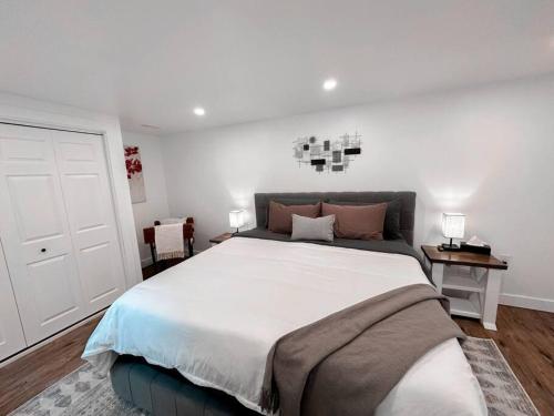埃洛拉The Victoria Suite in Elora- King Bed的一间卧室设有一张大床和白色的墙壁