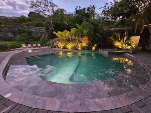GuarinocitoTuku,的后院的游泳池,带庭院和灯光
