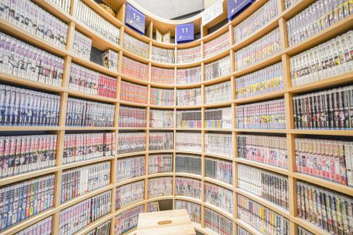 东京QuintessaHotel TokyoHaneda Comic&Books的藏书丰富的图书馆