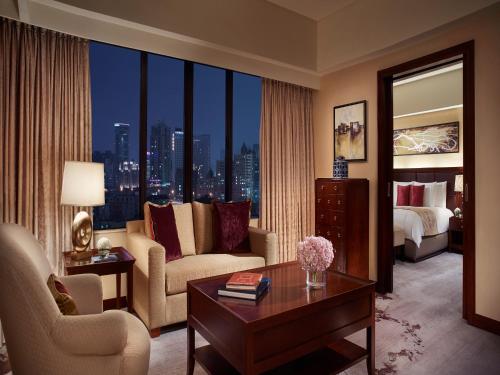 上海上海波特曼丽思卡尔顿酒店的客厅设有床和大窗户