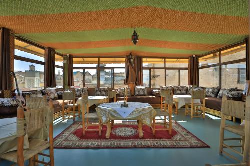 非斯Riad Tarab Fes的一间带桌椅的用餐室