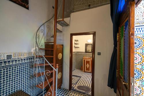 非斯Riad Tarab Fes的通往蓝色和白色瓷砖客房的楼梯