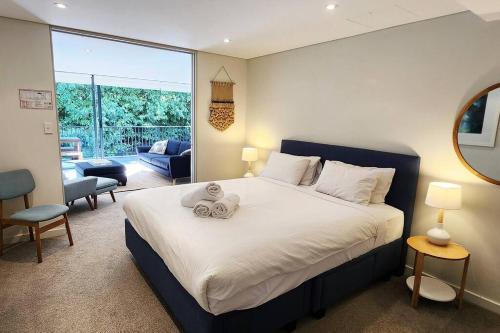 悉尼Stylish parkside retreat的一间卧室,床上放着两只动物