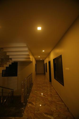 KondottiZAHIR RESIDENCY的走廊上设有楼梯和灯