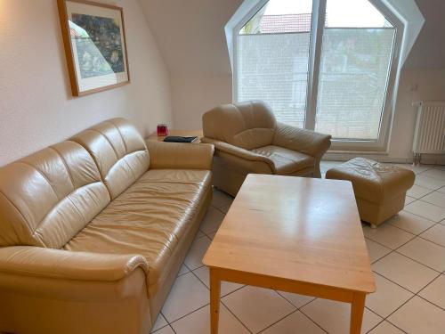 岑平Ferienwohnung Stefanie的客厅配有沙发、两把椅子和一张桌子