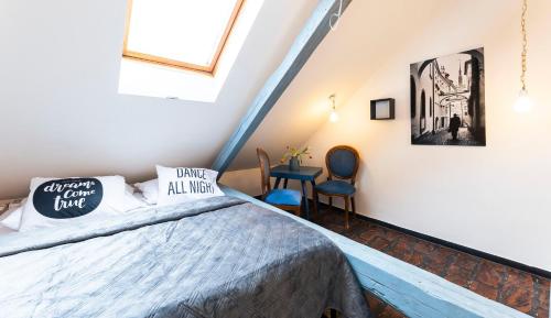 奥洛穆茨Silvie Apartments - Masaryk的一间卧室设有一张床、一个窗口和一把椅子