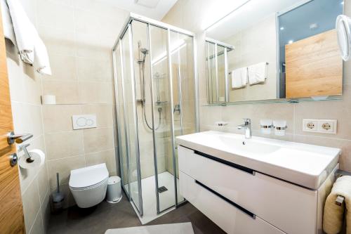 圣安东阿尔贝格Quality Hosts Arlberg - AFOCH FEI - das Landhaus的一间带水槽、淋浴和卫生间的浴室