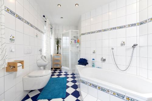 TännesbergMonis Ferienwohnung的带浴缸、卫生间和盥洗盆的浴室