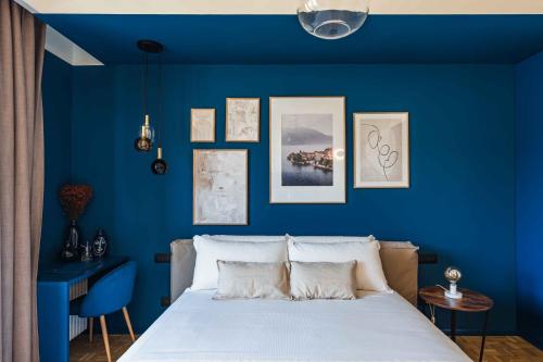 科莫Gaby Lake Suites的蓝色的卧室,配有床和蓝色的墙壁