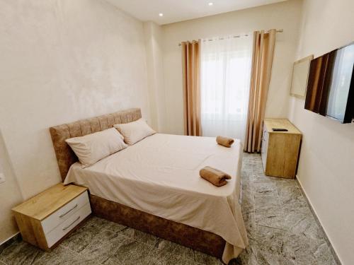 维利波吉Matteo's Apartments的一间小卧室,配有一张床和电视