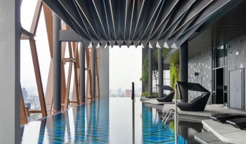 吉隆坡Infinity Pool Scarletz Suites KLCC的一座建筑物中央的游泳池