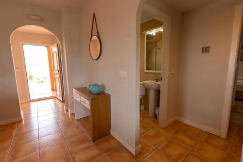 马塔拉斯卡尼亚斯多娜斯德多纳纳度假村的走廊上设有带水槽和镜子的浴室