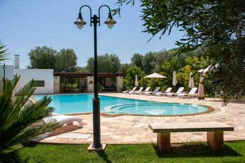 奥斯图尼特鲁利巴卡多罗旅馆的一个带躺椅和轻极的游泳池