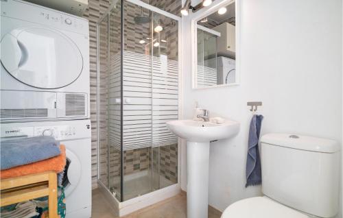 EsteponaGorgeous Home In Estepona With Kitchen的浴室配有卫生间、盥洗盆和淋浴。