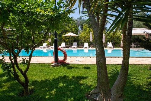 奥斯图尼特鲁利巴卡多罗旅馆的毗邻度假酒店的带红色滑梯的游泳池