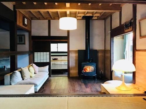 Inashikiビラ里山双林的带沙发和壁炉的客厅