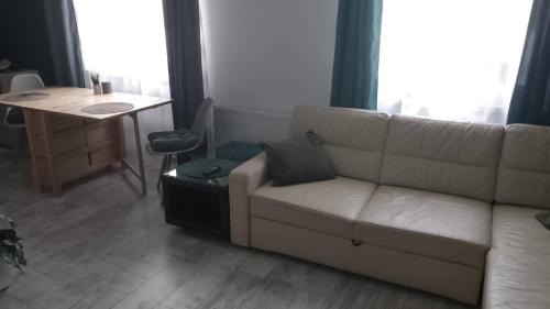 卢宾Apartament Leśny的客厅配有白色的沙发和桌子