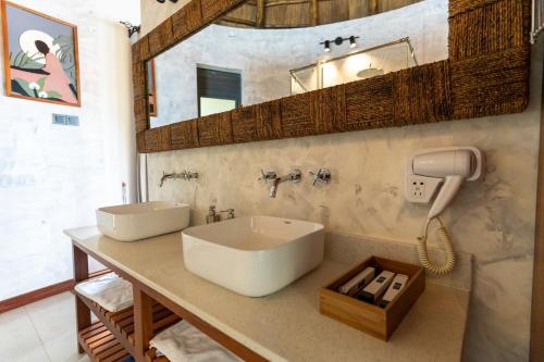Sundiata Beach Resort的一间带水槽的浴室和台面上的电话