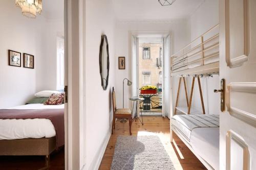 里斯本Charming Lisbon Central Apartment的卧室配有一张床和一张桌子