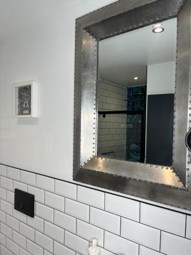 布里斯托Duplex Apartment Harbourside city centre的浴室墙上的镜子