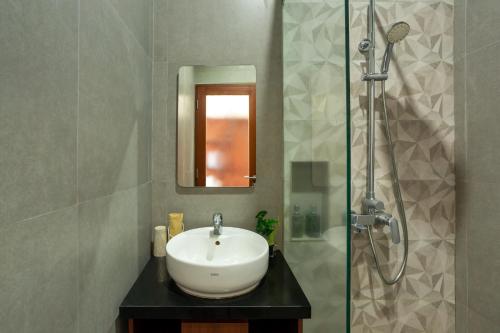 沙努尔Cove Ransha Stay的一间带水槽和淋浴的浴室