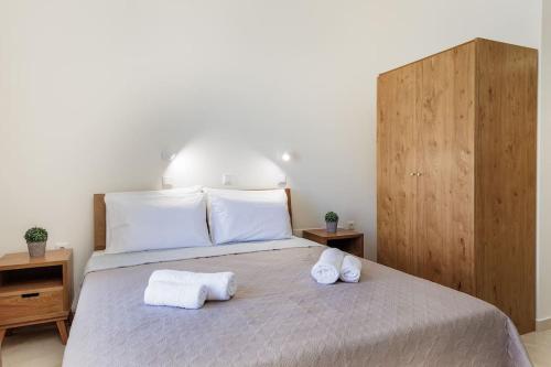 阿吉奥斯普罗科皮奥斯Naxian Place 2的一间卧室配有一张床,上面有两条毛巾